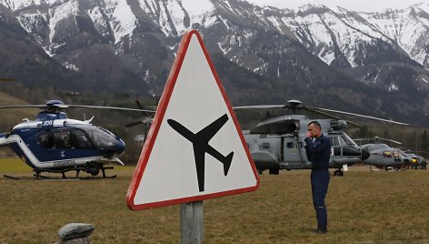 Prancūzijos gelbėtojai netoli vietos, kur sudužo oro skrydžių bendrovės „Germanwings“ lėktuvas „Airbus A320“