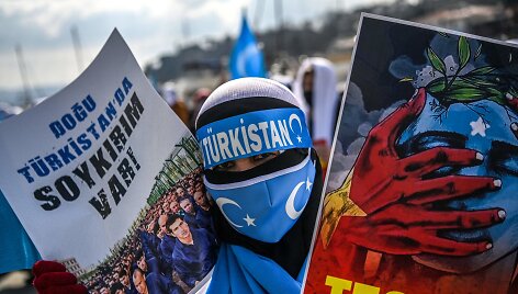 Uigūrų moterys Stambule protestavo prie&scaron; stovyklas Kinijoje