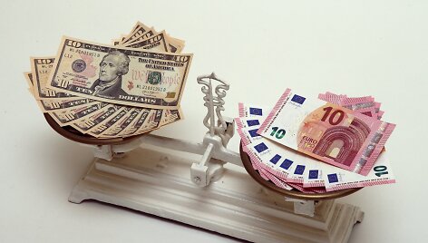 10 eurų ir 10 JAV dolerių banknotai ant svarstyklių 