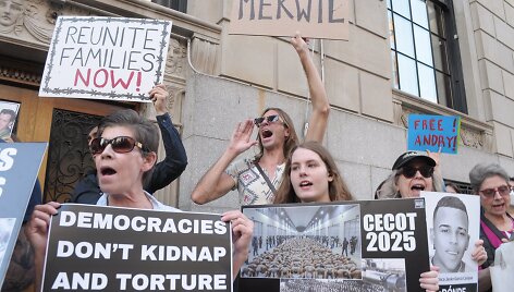 Protestuotojai reikalauja paleisti sulaikytus venesueliečius / Jimin Kim / ZUMAPRESS.com