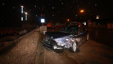 BMW ir autobuso avarija