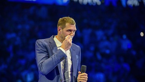 Dirkas Nowitzkis braukė ašarą.