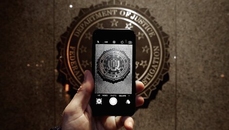 Teisingumo departamentui nebereikia &bdquo;Apple&ldquo; &ndash; pareigūnai patys įsilaužė į &bdquo;iPhone&ldquo;