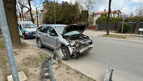 Kaune kari&scaron;kių visureigis susidūrė su lengvuoju automobiliu, nukentėjo moteris ir vaikas