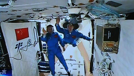 Kinijos astronautai dirba stotyje &bdquo;Tiangong 2&ldquo;
