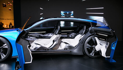Ženevoje žiūrovus stebino naujasis &bdquo;Peugeot Instinct&ldquo;
