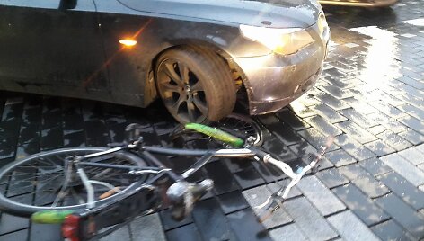 BMW partrenkė dviratininkę.
