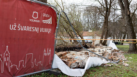 Nugriuvo dalis tvoros šalia Vilniaus Kirdiejų rūmų