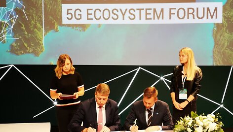 Latvijos susisiekimo ministras Uldis Augulis ir Estijos verslumo bei informacinių technologijų ministras Rene Tammistas pasira&scaron;o 5G įsipareigojimų memorandim1