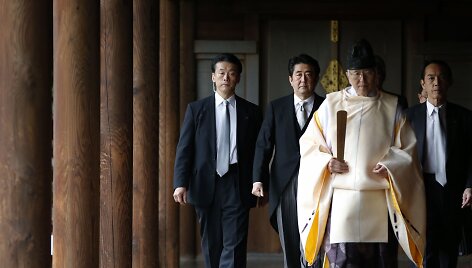 Japonijos ministras pirmininkas Shinzo Abe Jusukunio &scaron;ventykloje