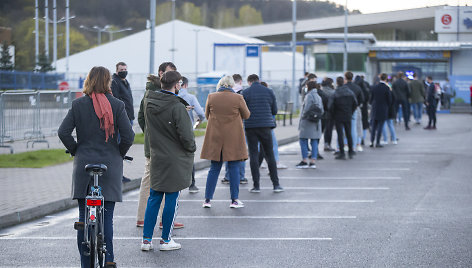 Vilniuje – pusvalandį trukusios lenktynės dėl šimto likusių vakcinų 