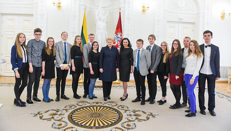 Prezidentė Dalia Grybauskaitė pasveikino Nacionalinio diktanto konkurso nugalėtojus