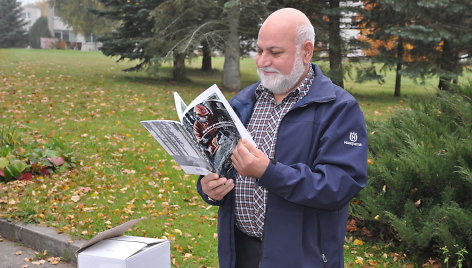 Pasak Kauno miško ir aplinkos inžinerijos kolegijos mokytojo eksperto Arūno Jurkonio, iliustruotą naudojimosi grandininiu pjūklu vadovą vertina ne tik studentai, bet ir dėstytojai, juo patogu naudotis net ir kertant medžius miške.