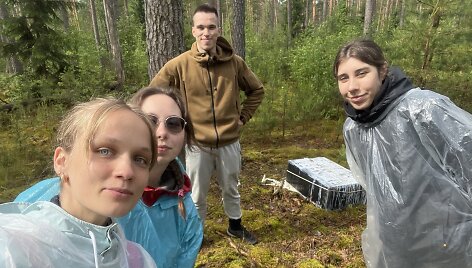 VU studentai praktikos metu &scaron;alia Puvočių (Varėnos raj.) aptiko kontrabandinių cigarečių krovinį