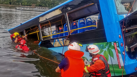 Kinijoje nepatenkintas vairuotojas kaltinamas dėl autobuso tragedijos