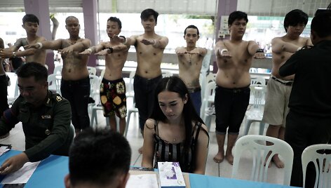 Transseksualai Tailande nerimauja dėl prasidėjusio &scaron;aukimo į kariuomenę