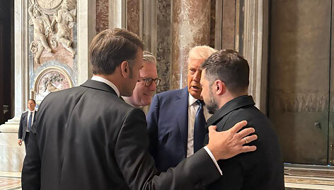 Emmanuelis Macronas, Keiras Starmeris, Donaldas Trumpas ir Volodymyras Zelenskis / AFP