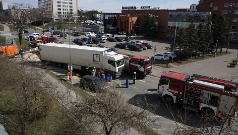 Karolini&scaron;kėse i&scaron; vilkiko i&scaron;siliejo degalai