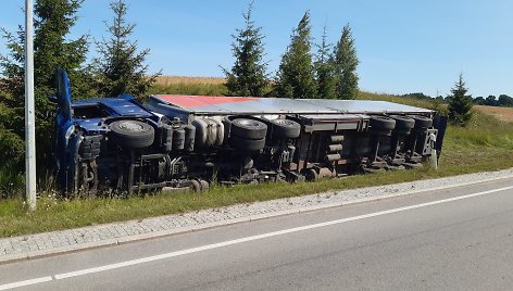 Telšių rajone apvirto neblaivaus baltarusio vilkikas su alkoholio kroviniu