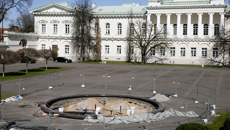 Prezidentūros rūmų kiemelyje fontano statybos darbai