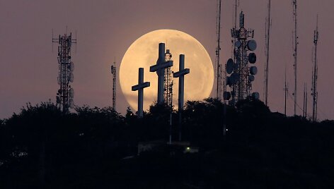 Mėnulis Kolumbijos peizaže