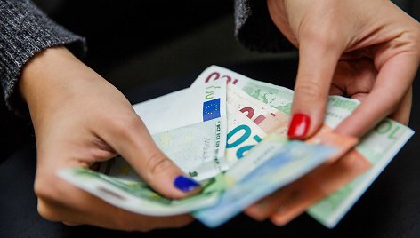 Grynaisiais pinigais atsiskaitinėja tik 15 proc. Lietuvos gyventojų