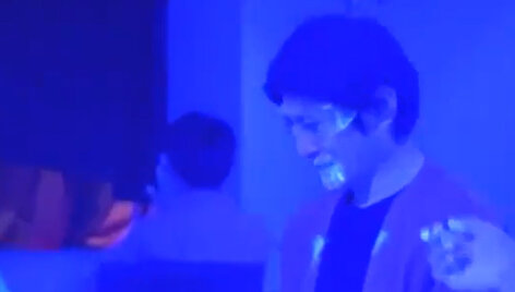 Fluorescuojantys dažai žymi vietas, kurios buvo paliestos galimo užkrato