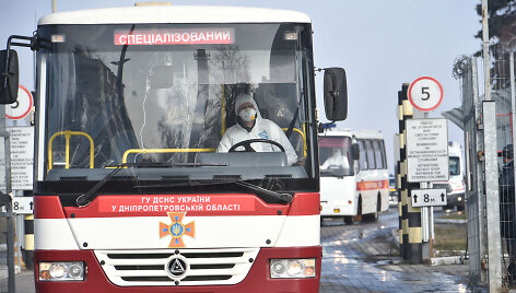Autobusas, vežantis i&scaron; Kinijos evakuotus ukrainiečius