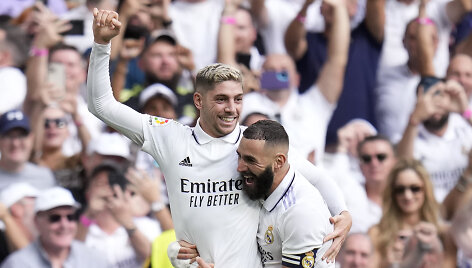 Madrido "Real" &scaron;venčia įvartį: Federico Valverde ir Karimas Benzema.