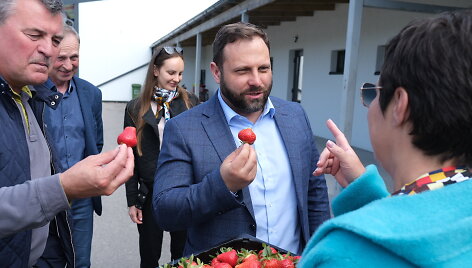 Žemės ūkio ministras Ignas Hofmanas vie&scaron;i kalakutų ūkyje