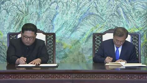 &Scaron;iaurės ir Pietų Korėjos lyderiai: Kim Jong Unas ir Moon Jae-inas 
