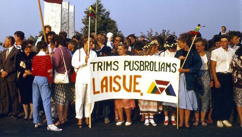 Baltijos kelio akcijos ties Pasvaliu dalyviai. Fotografijos autorius &ndash; Kęstutis Svėrys. 