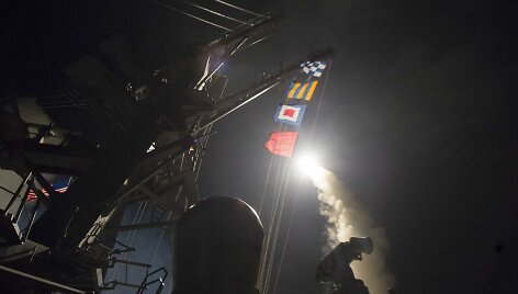 Sparnuotoji raketa &bdquo;Tomahawk&ldquo; kyla i&scaron; JAV laivo.