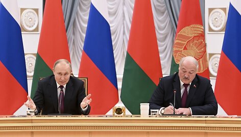 Rusijos lyderis Vladimiras Putinas ir Baltarusijos prezidentu pasiskelbęs Aliaksandras Luka&scaron;enka