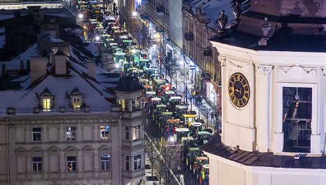 Ūkininkų protesto išvakarėse Gedimino prospekte išrikiuota žemės ūkio technika