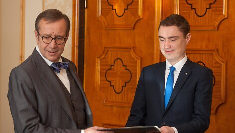 Toomas Hendrikas Ilvesas patikėjo vyriausybės vairą Taavi Roivui.