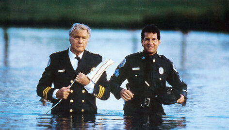George'as Gaynesas ir Steve'as Guttenbergas filme &bdquo;Policijos akademija 4&ldquo; (1987 m.)