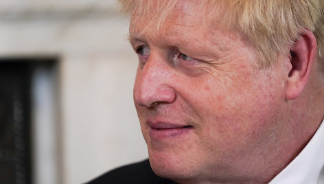 Borisas Johnsonas lieka valdžioje, bet jo perspektyvos miglotos