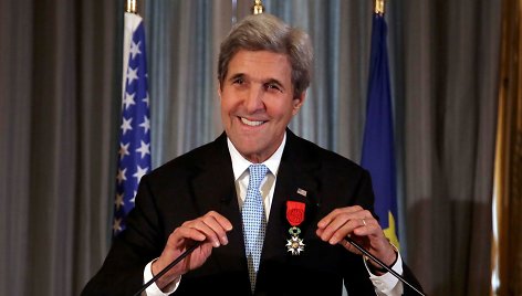 Johnas Kerry apdovanotas aukščiausio rango Prancūzijos apdovanojimu