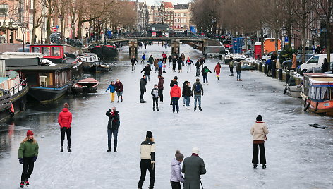 Užšalę Amsterdamo kanalai