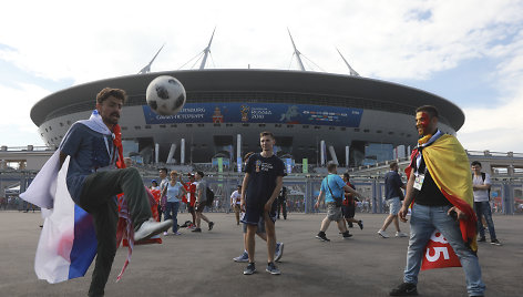 Futbolo sirgaliai prie Sankt Peterburgo stadiono