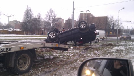 Trečiadienio rytą dėl slidaus kelio – autoavarijų virtinė Vilniuje 2014 m. lapkričio 26 d. 