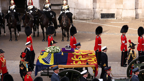 Elizabeth II karstas pervežtas į Vestminsterio salę