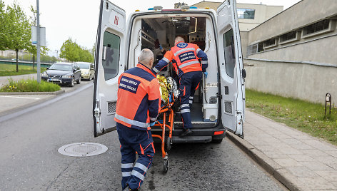 Greitosios medicinos pagalbos darbuotojai suteikia pagalbą Vilniaus Žvejų gatvėje automobilio partrenktam vaikui