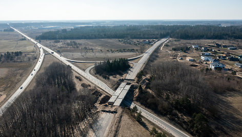 Visiškai sustoję viaduko remonto darbai Trakų plente