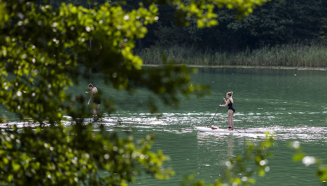 Žaliųjų ežerų pakrantės karštą vasaros dieną