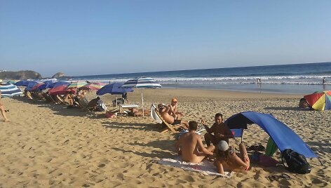 Turistai Zipolite paplūdimyje Meksikoje