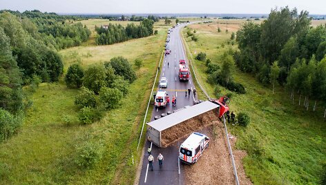 Kelyje Vilnius&ndash;Pabradė ant kelio nuvirto krovininis automobilis