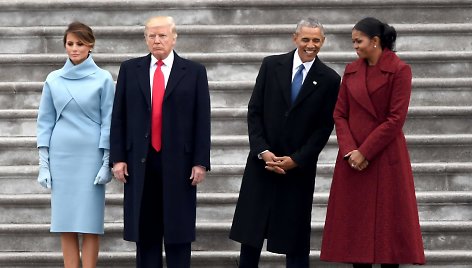 Melania ir Donaldas Trumpai bei Barackas ir Michelle Obamos