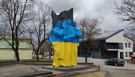 Paminklas Ukmergėje nudažytas Ukrainos vėliavos spalvomis